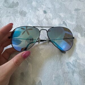 Stylish Aviator Sunglasses with Blue Lenses RB 3025